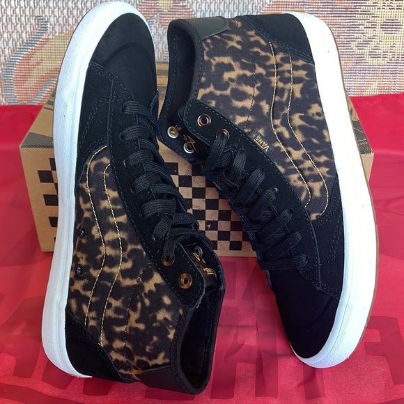 Vans WMNS The Lizzie
Tortoise Dark Brown/Black
VN0A4BX1YI5
Sneakers - Picture 12 of 16